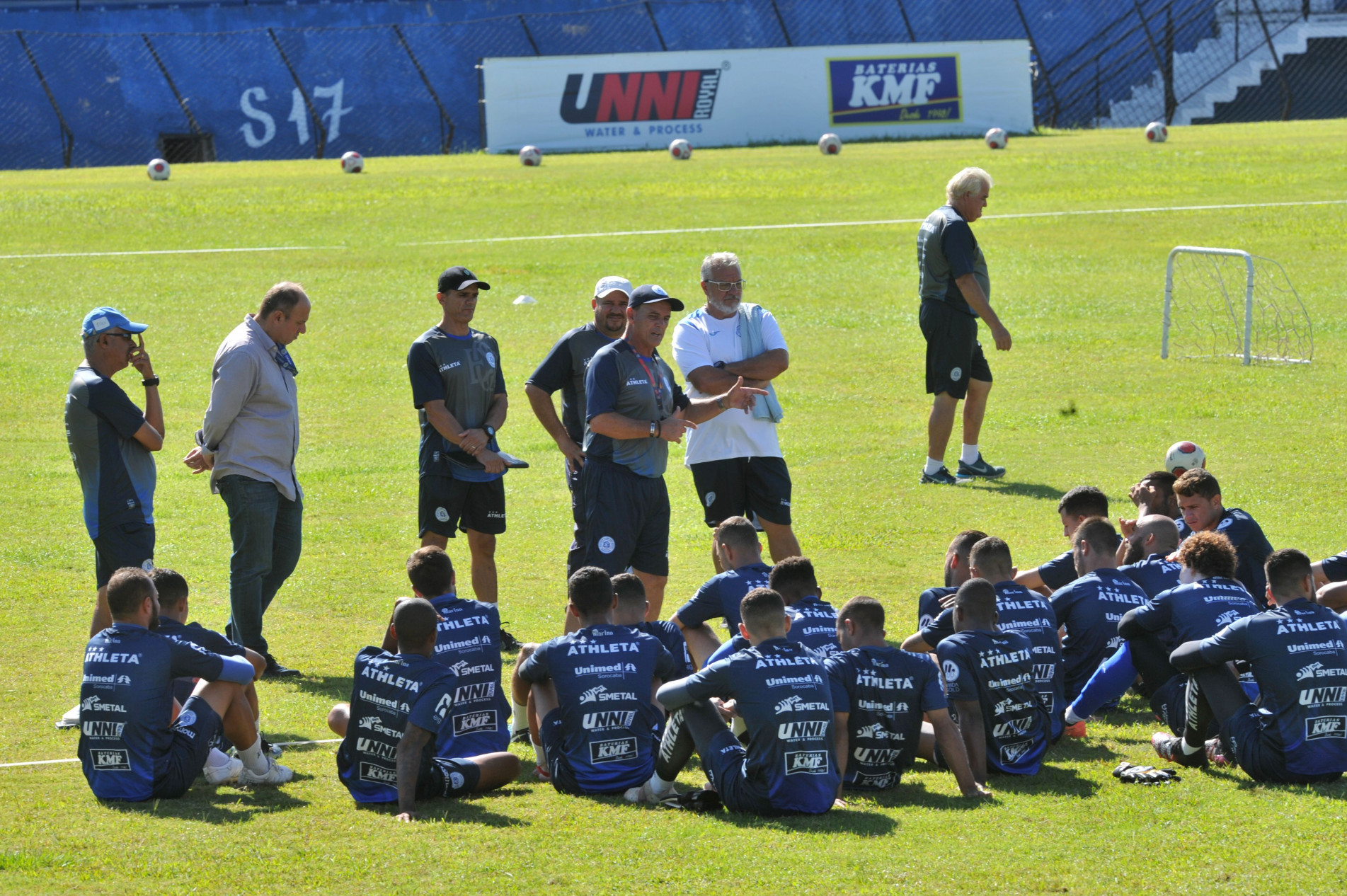 Técnico Paulo Roberto Santos terá time quase completo para o jogo de hoje.