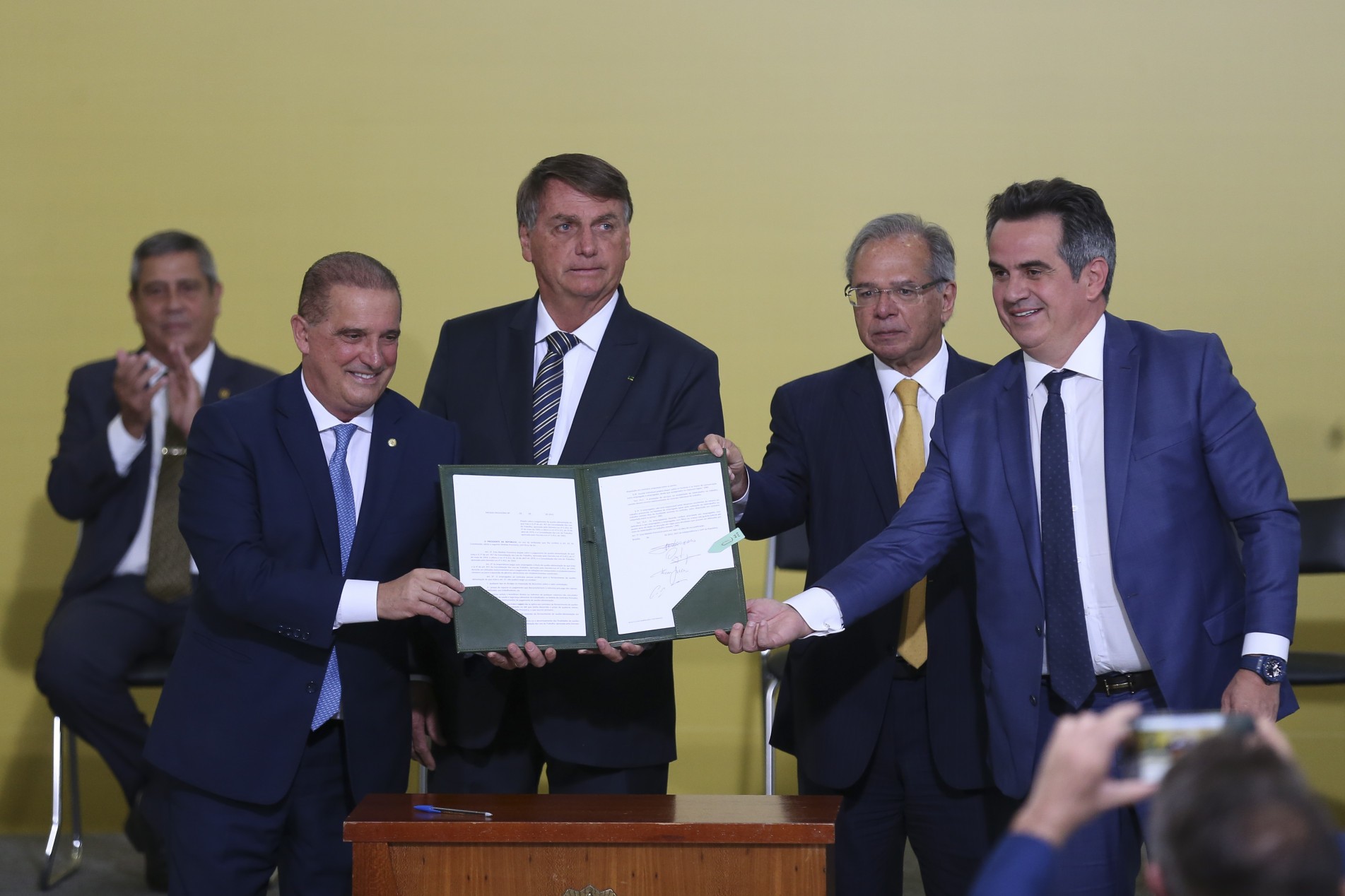 Jair Bolsonaro e ministros participaram de solenidade.