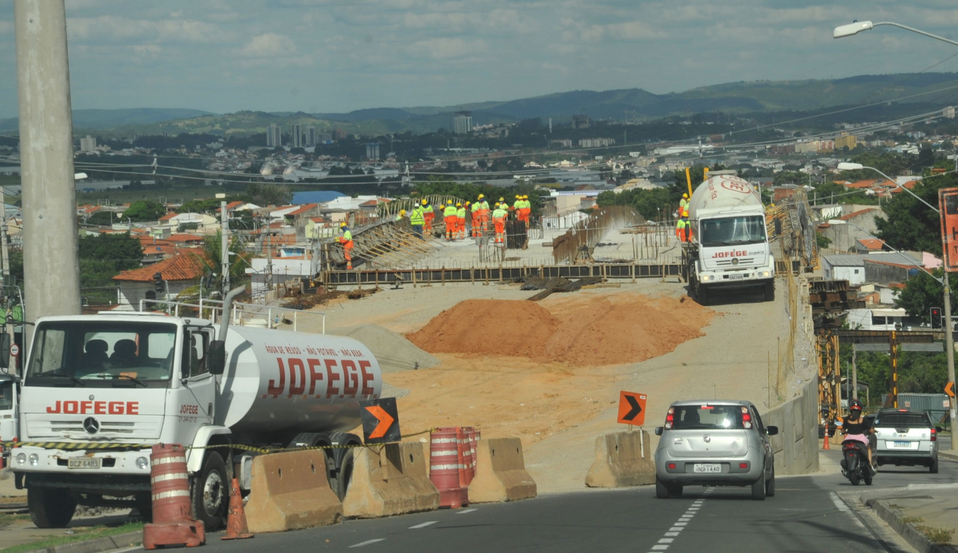 Prefeitura culpa administração anterior e destaca ações não previstas no contrato.
