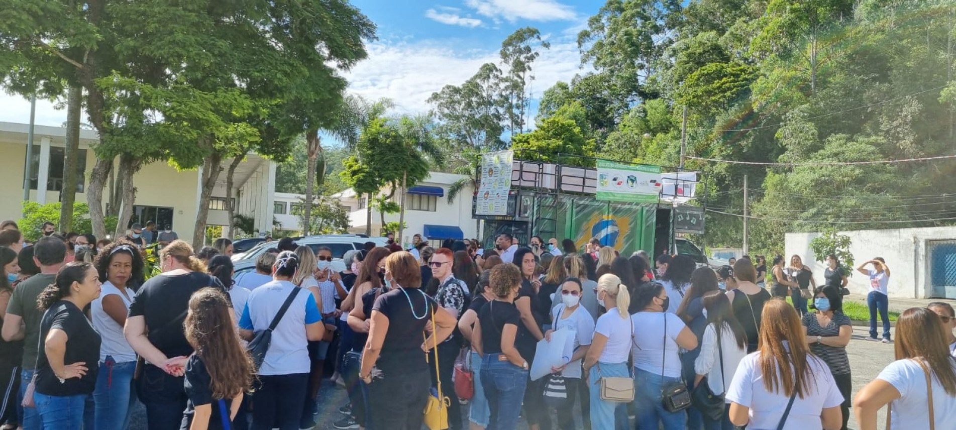 A paralisação acontece em frente à prefeitura de Mairinque