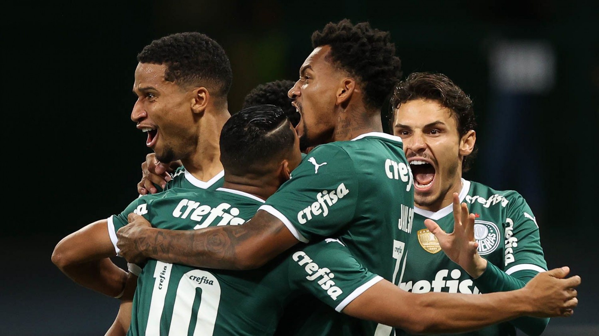 Jogadores comemoram o gol de Murilo logo aos 2 minutos.