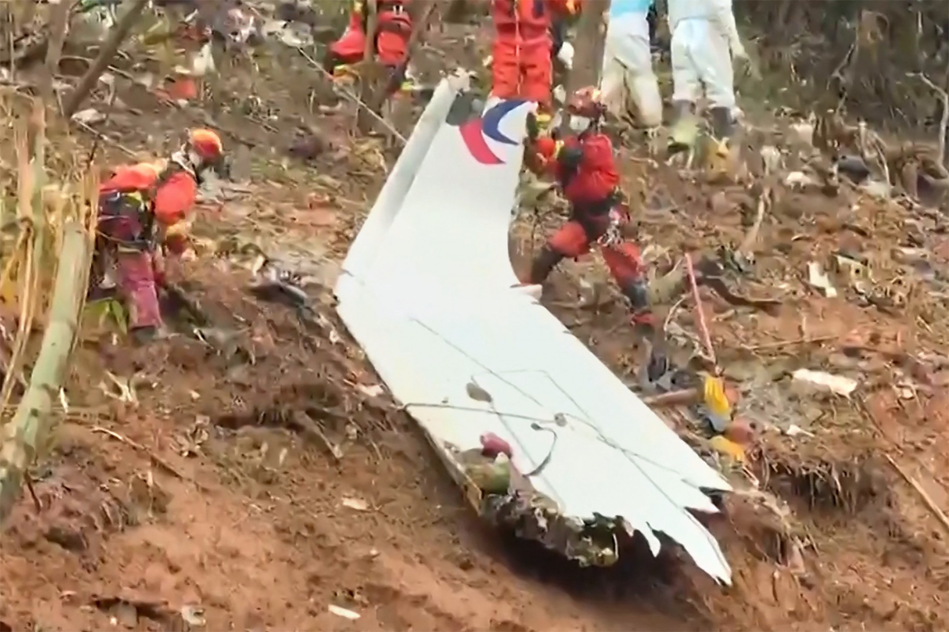 O Boeing da China Eastern Airlines caiu com 132 pessoas a bordo. Ninguém sobreviveu 