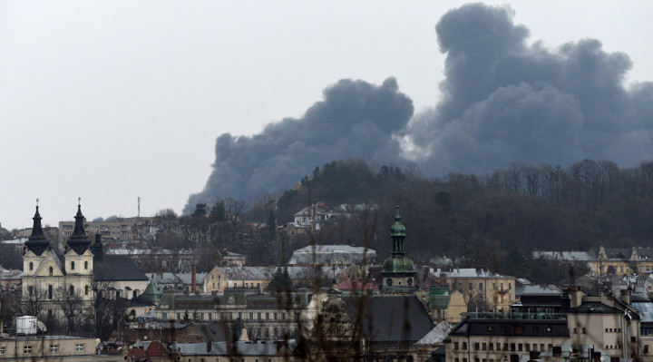 Ucranianos que estão em Lviv convivem com o medo de bombardeios