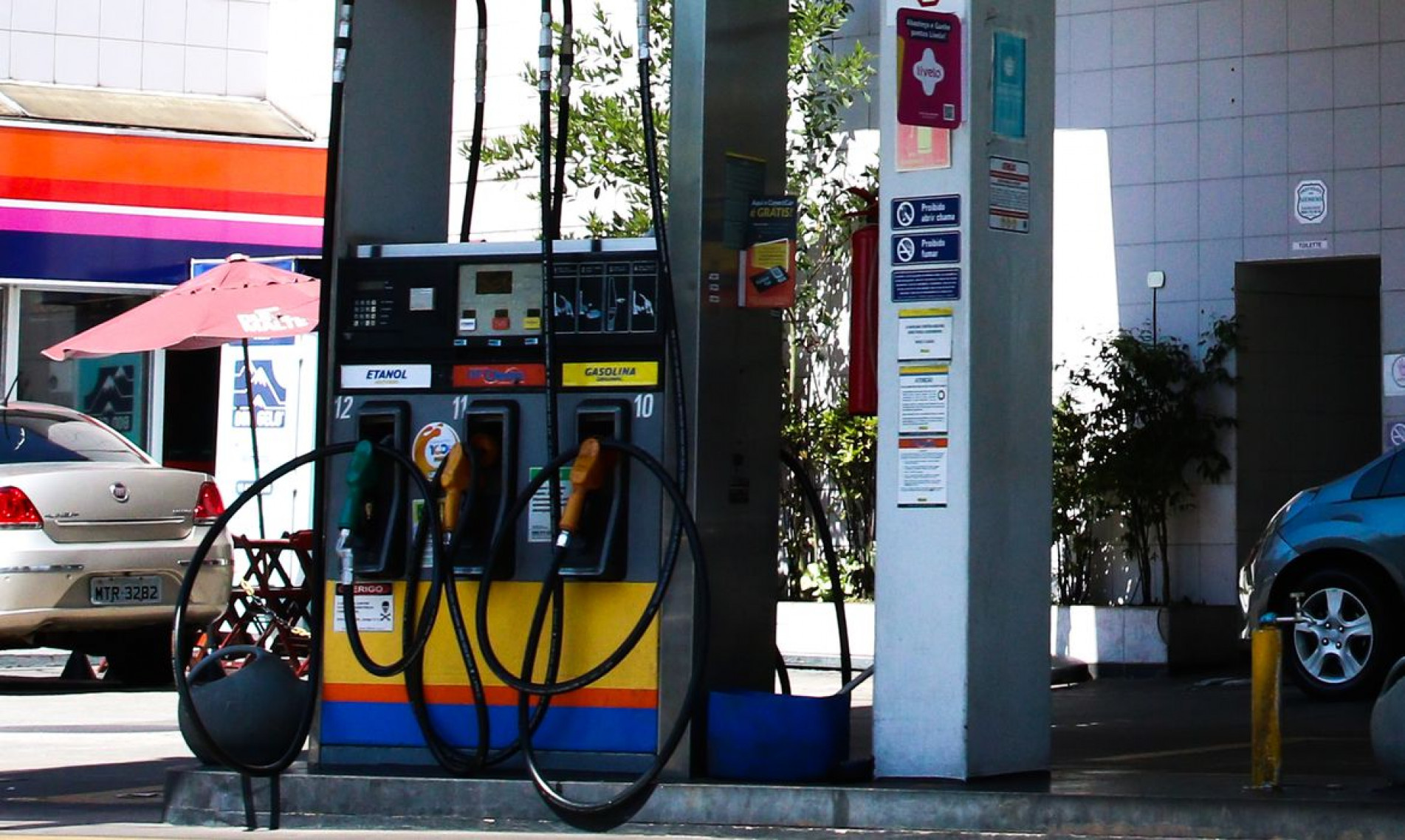  S..o Paulo - Posto de gasolina em Pinheiros.
    
