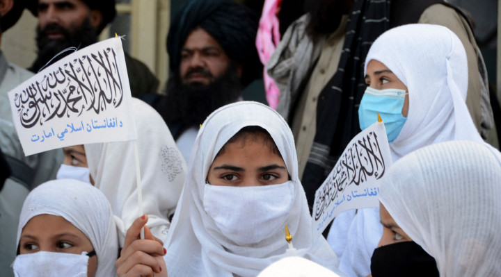 O Talibã já retirou diversos direitos e impôs várias restrições às mulheres. Dentre as rígidas determinações, passou a obrigá-las a se vestir de acordo com uma interpretação estrita do Alcorão