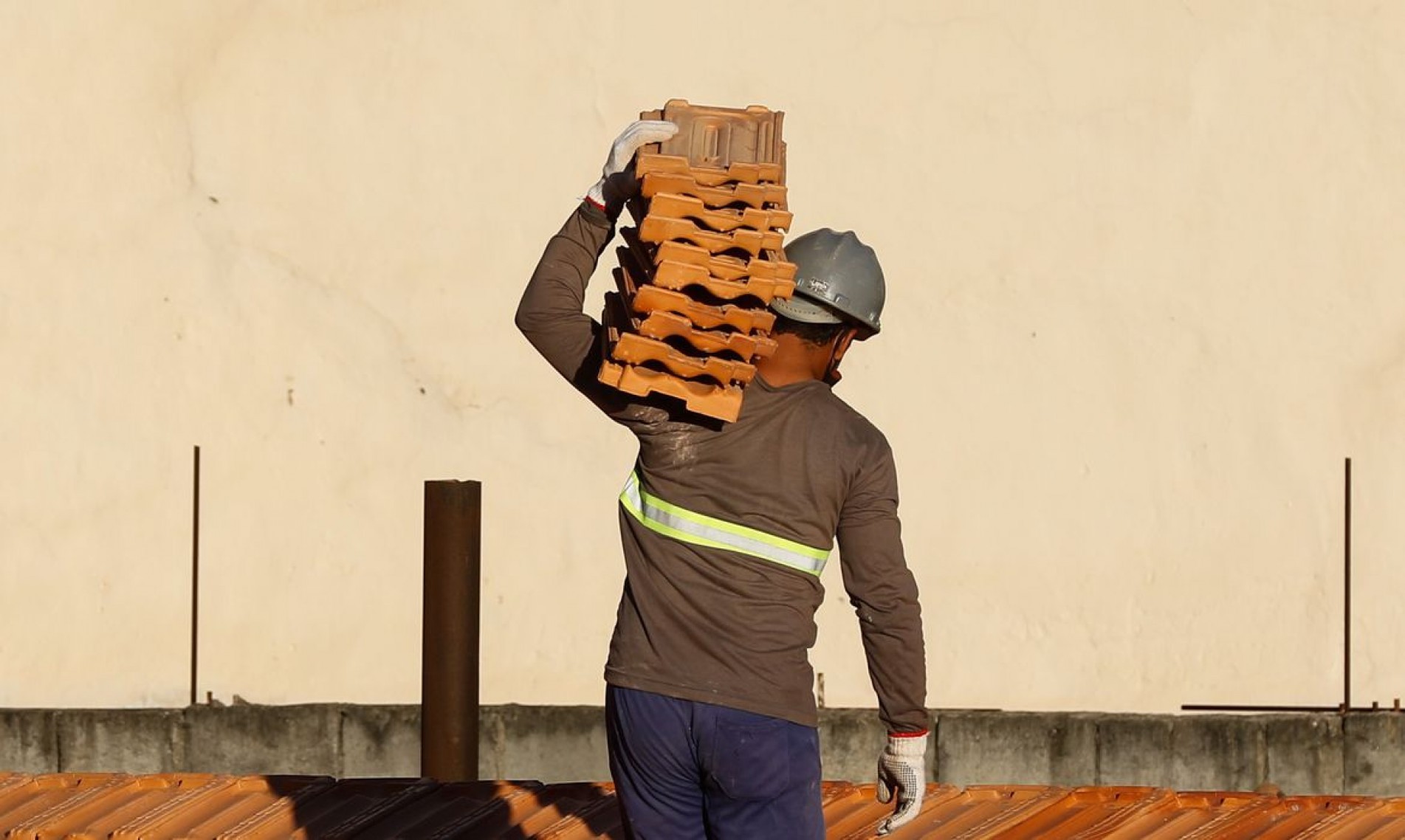  Rio de Janeiro - Trabalhadores da constru....o civil, oper..rios reformam telhado de im..vel em obras no Centro do Rio. (Fernando Fraz..o/Ag..ncia Brasil)
    