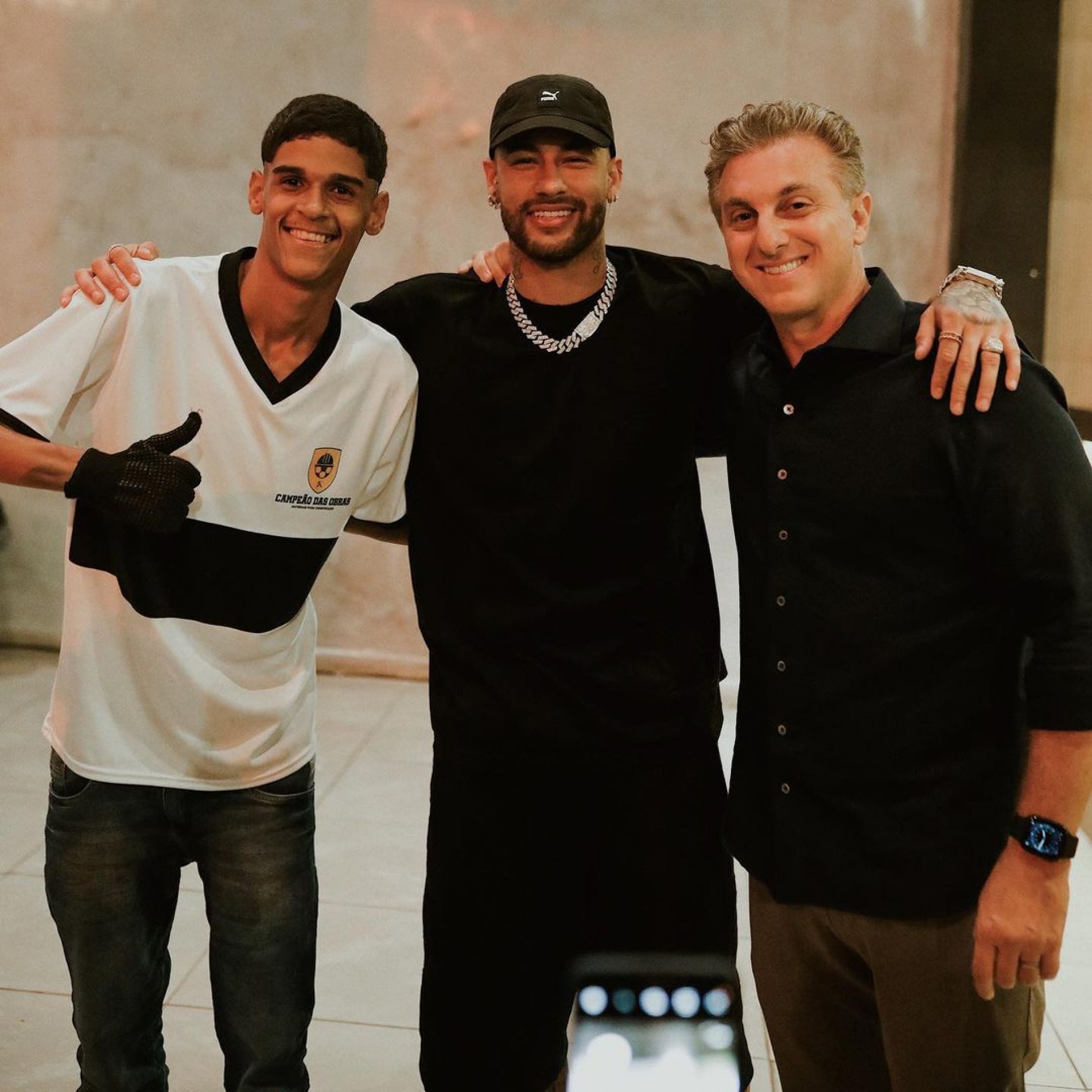 Iran Ferreira com Neymar e Luciano Huck.