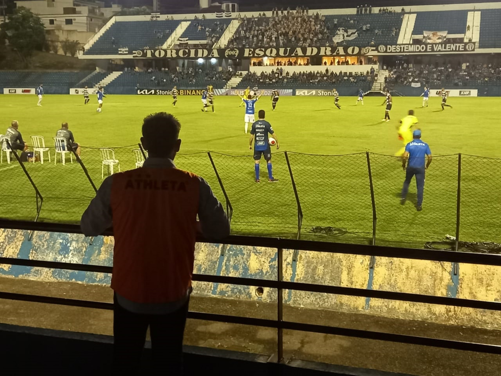Expulso, técnico precisou orientar a equipe da arquibancada.