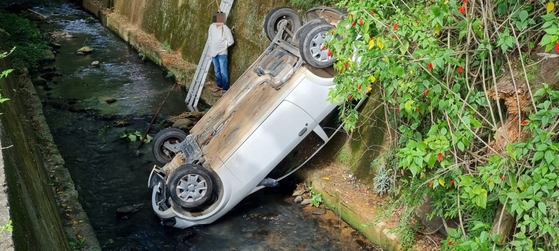 Veículo foi retirado por um caminhão do local