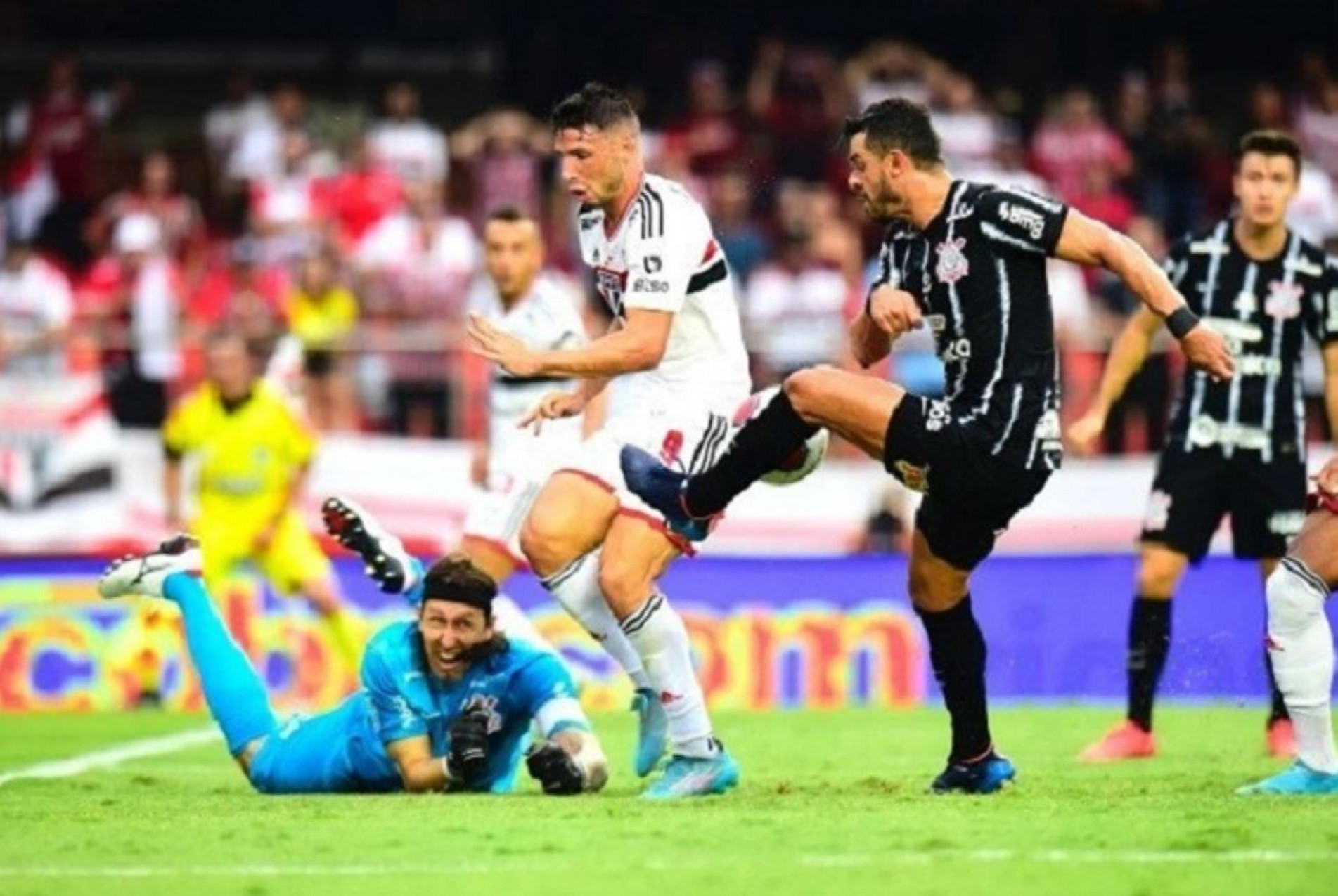 Lance de São Paulo e Corinthians do último domingo.