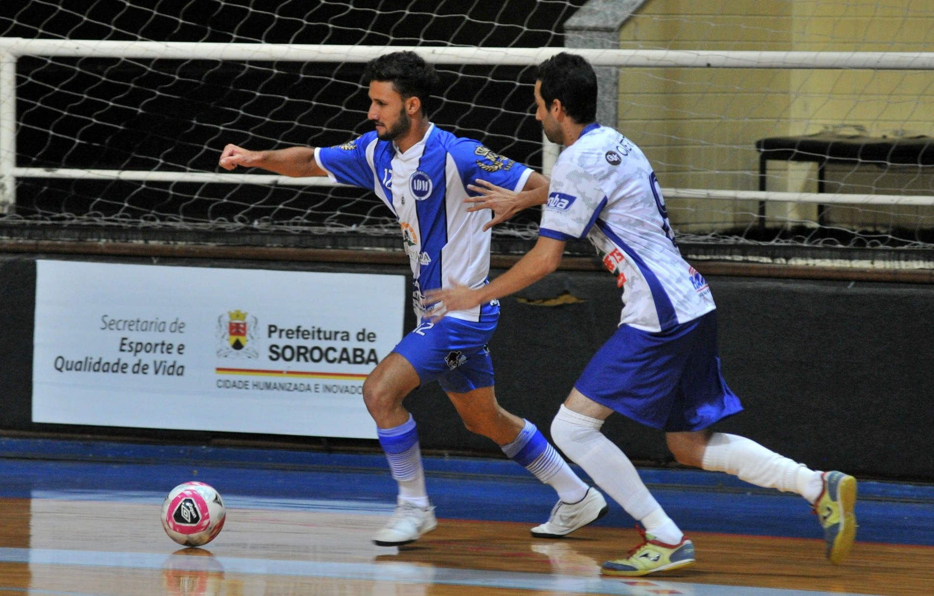 ADM Futsal/Inovat (azul) derrotou ontem o Puro Malte Futsal por 4 a 2 no Ginásio Municipal
