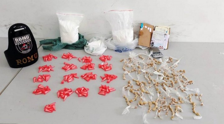 Com o rapaz, a GCM apreendeu 354 porções de crack, 166 porções, 1,906 grama e duas pedras brutas de cocaína