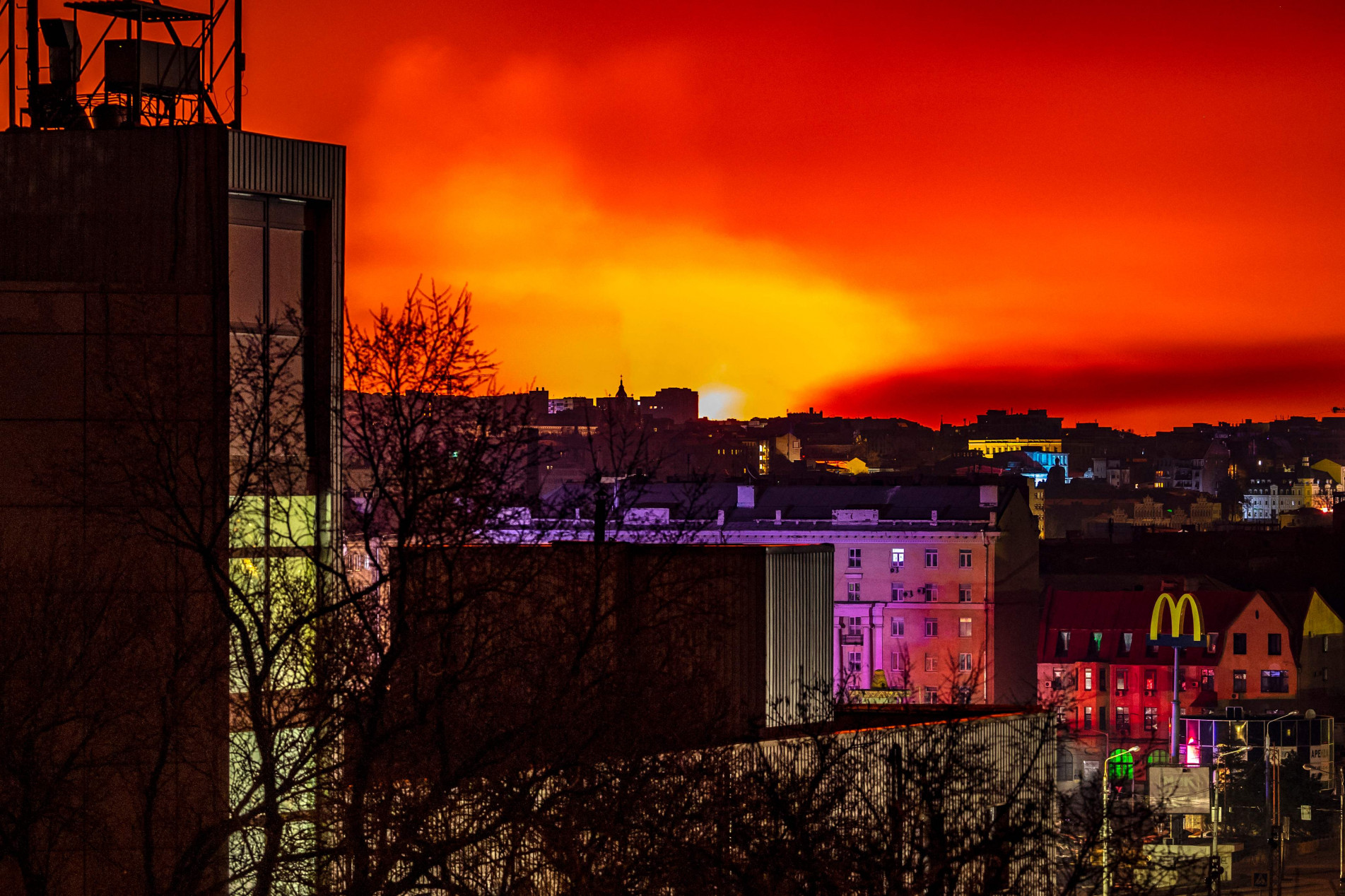 Fogo e fumaça de bombardeio ilumina a noite em Kharkiv.