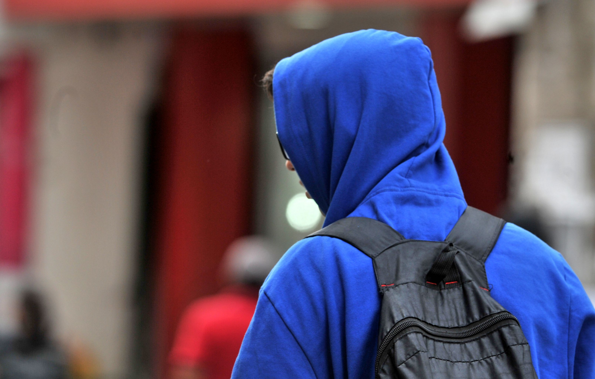 Temperatura cai ligeiramente, com máxima de 22ºC e mínima de 17ºC.
