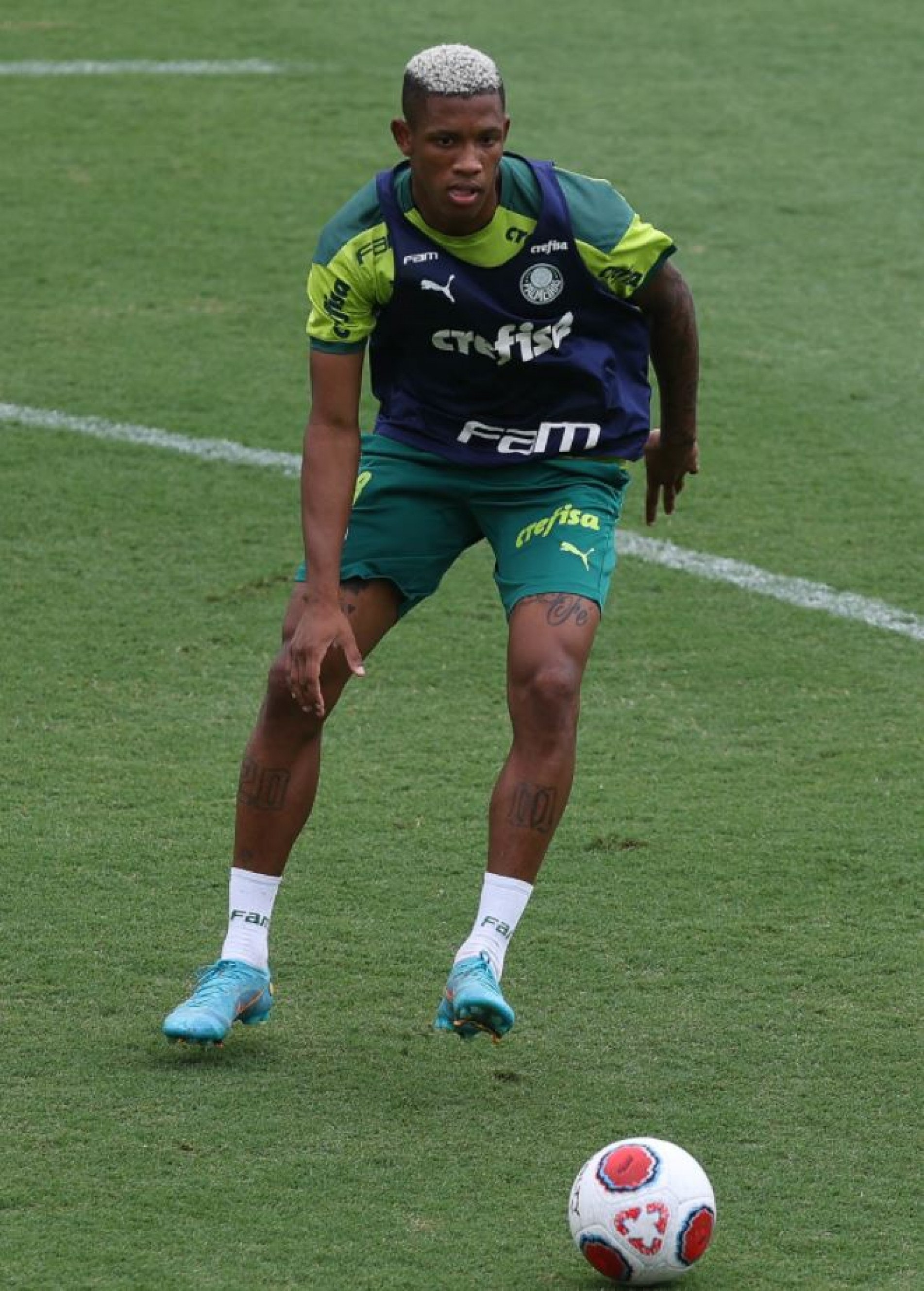 O volante Danilo, durante treinamento.