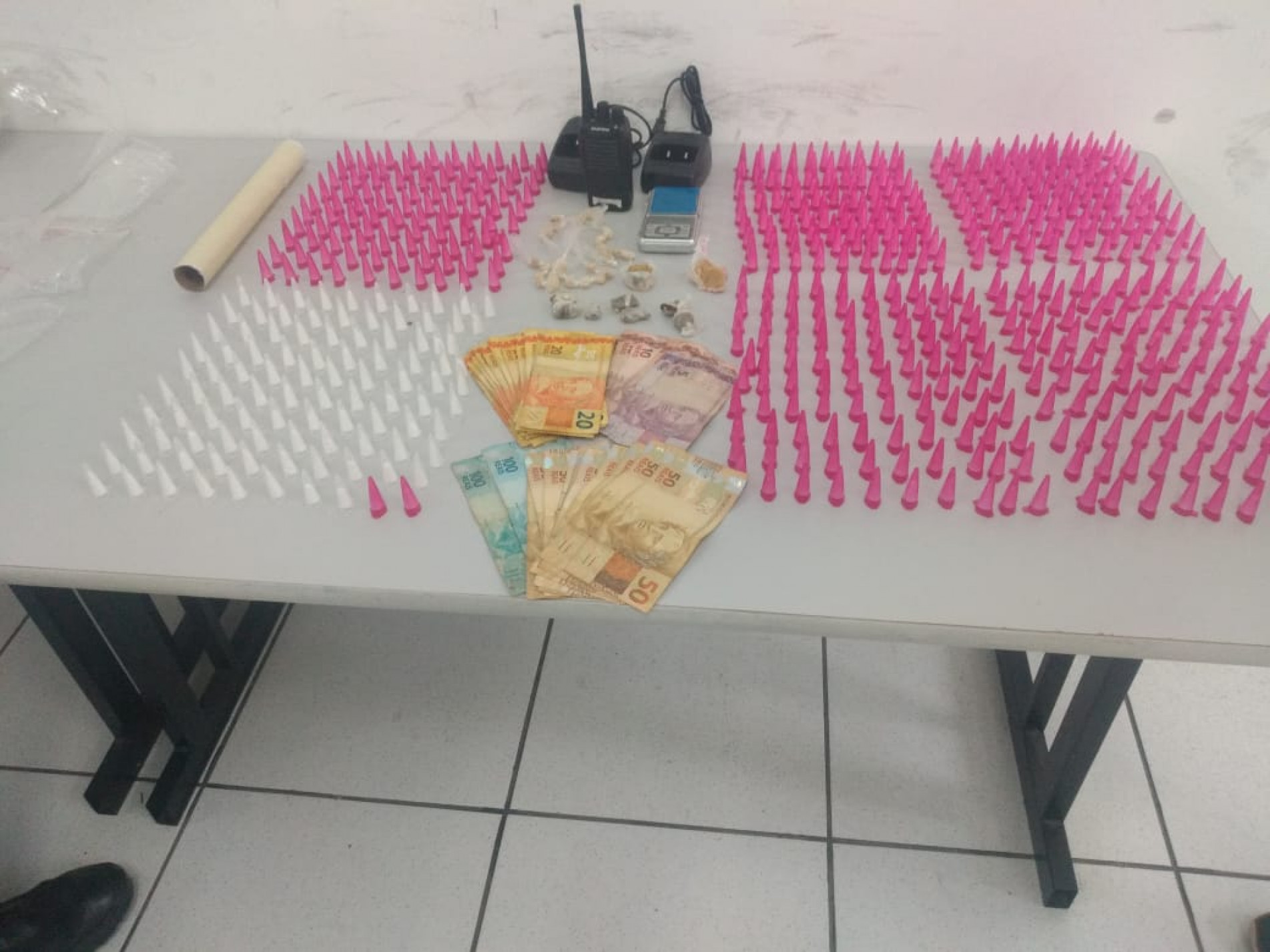 Foram apreendidas porções de crack, cocaína e maconha
