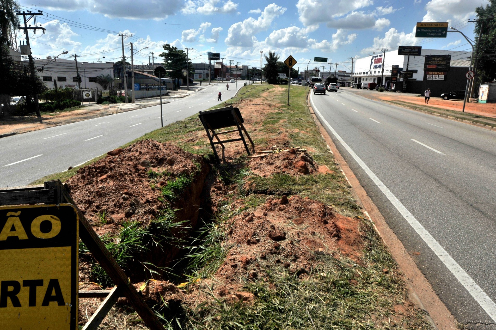 Projeto original previa os ônibus à esquerda. Novo pedido pede que veículos circulem à direita.