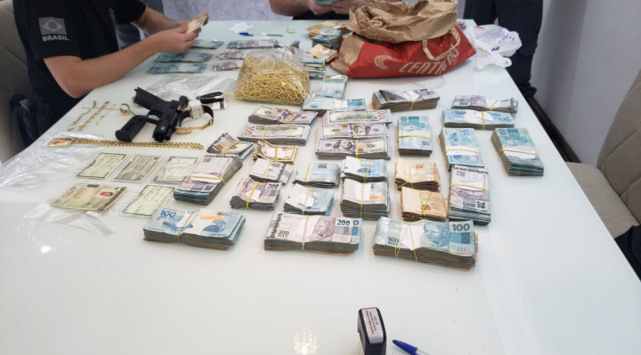 Em Salto, a Polícia Federal apreendeu quase R$ 370 mil, 53 mil dólares, dois veículos, documentos, uma arma e joias 