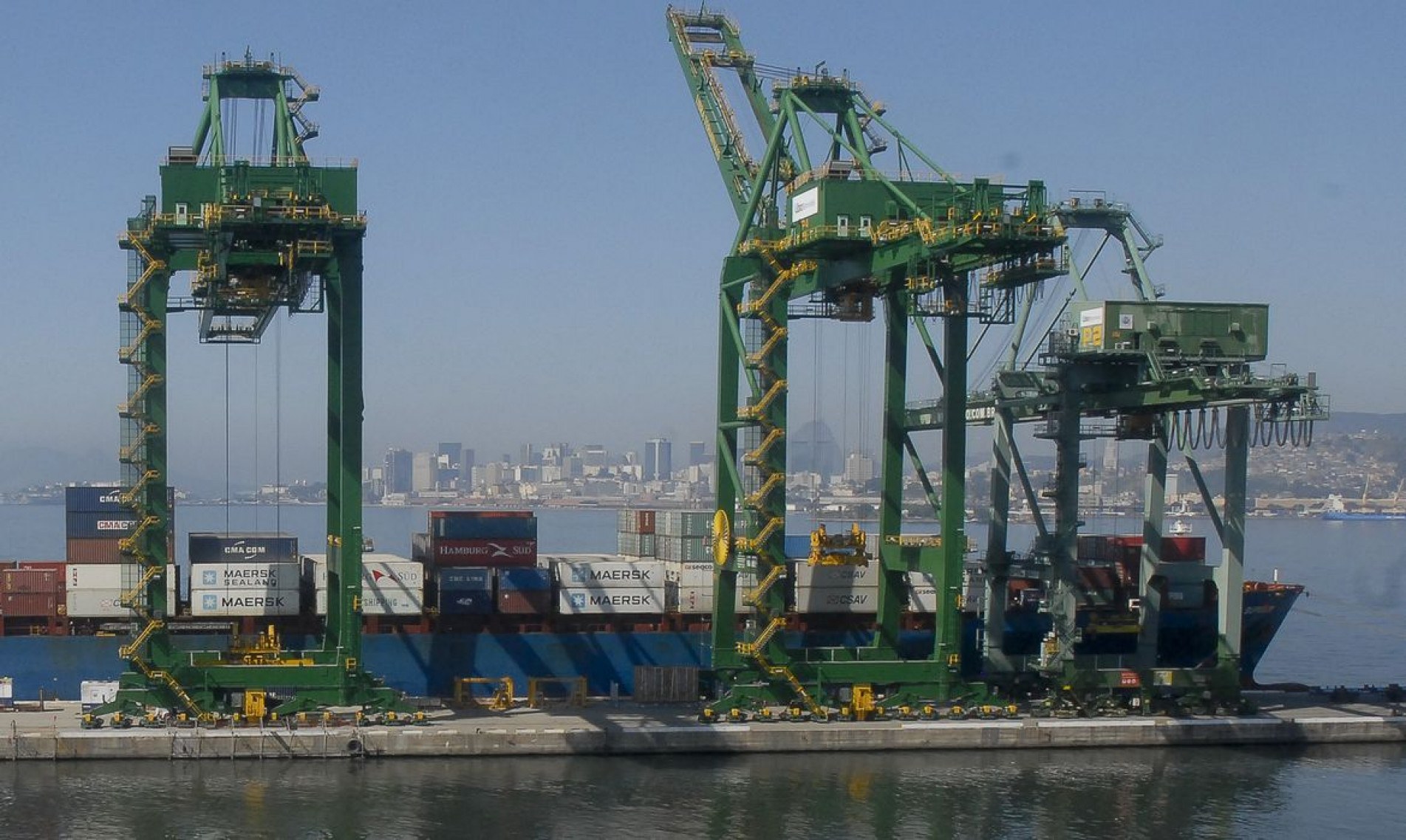  Atraca....o de navios no Ca..s do Porto do Rio de Janeiro, guindaste, container.
    