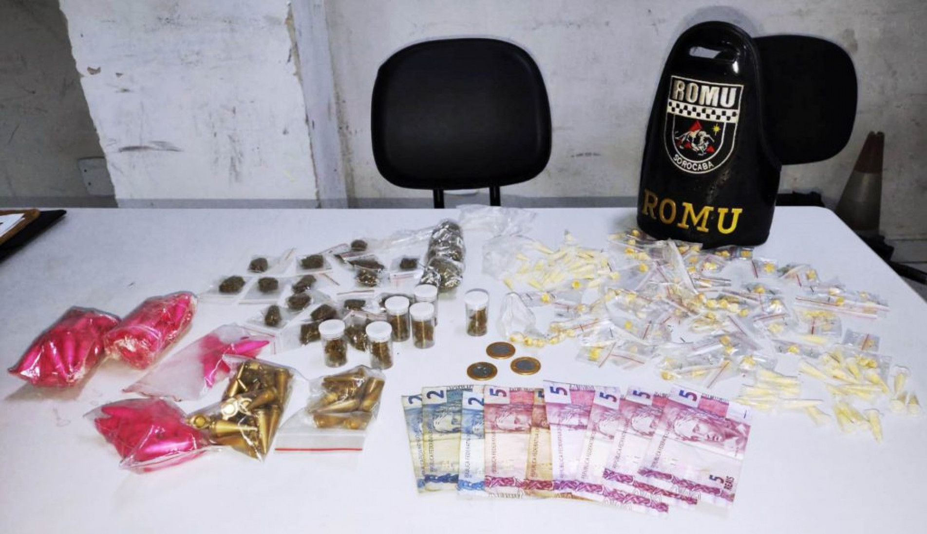 A GCM localizou com o jovem uma sacola plástica contendo 136 porções de crack, 112 de cocaína, 46 de maconha, 6 de skunk e R$ 39 em dinheiro