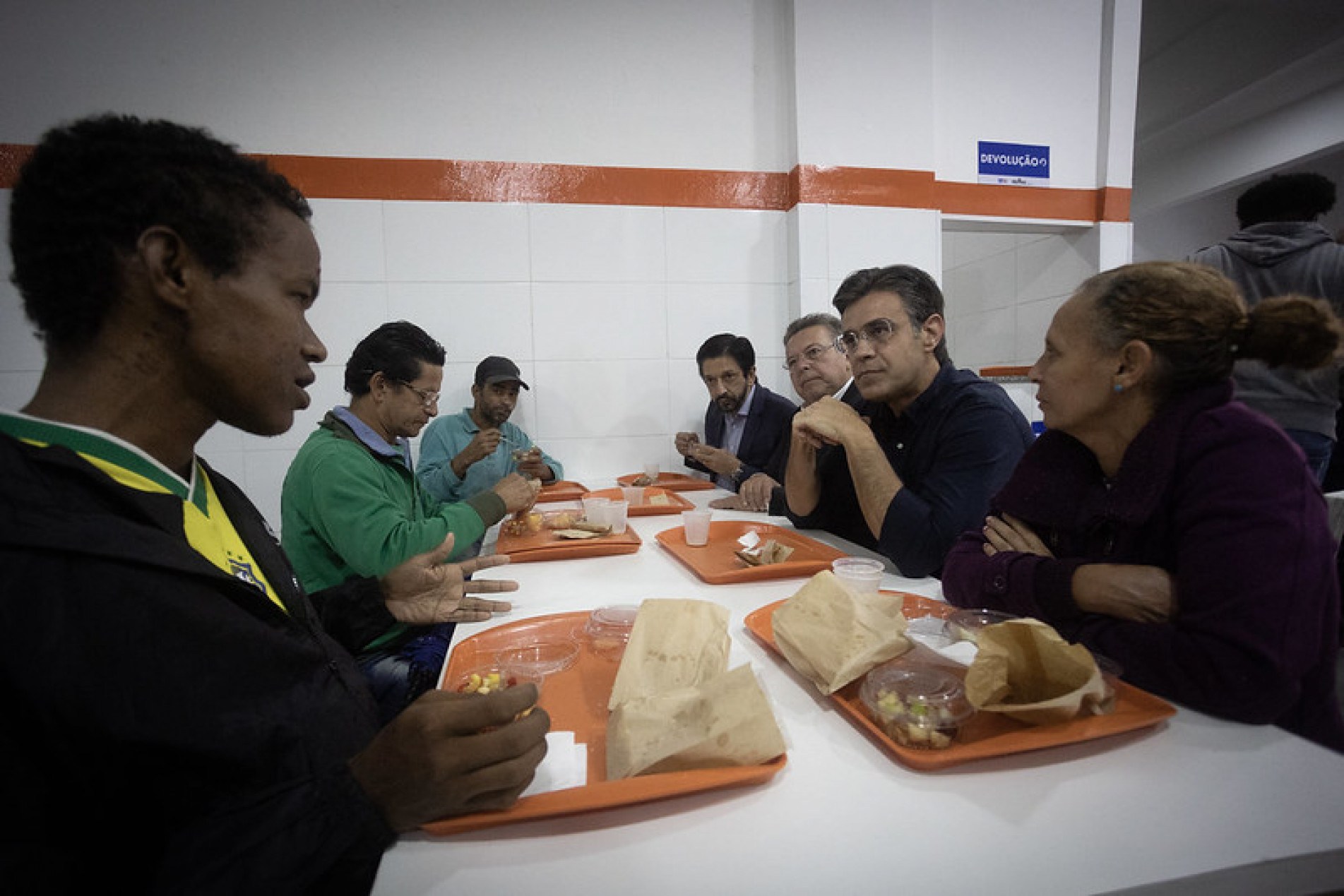 No Bom Prato Paraisópolis, Rodrigo Garcia é empossado novo governador de SP