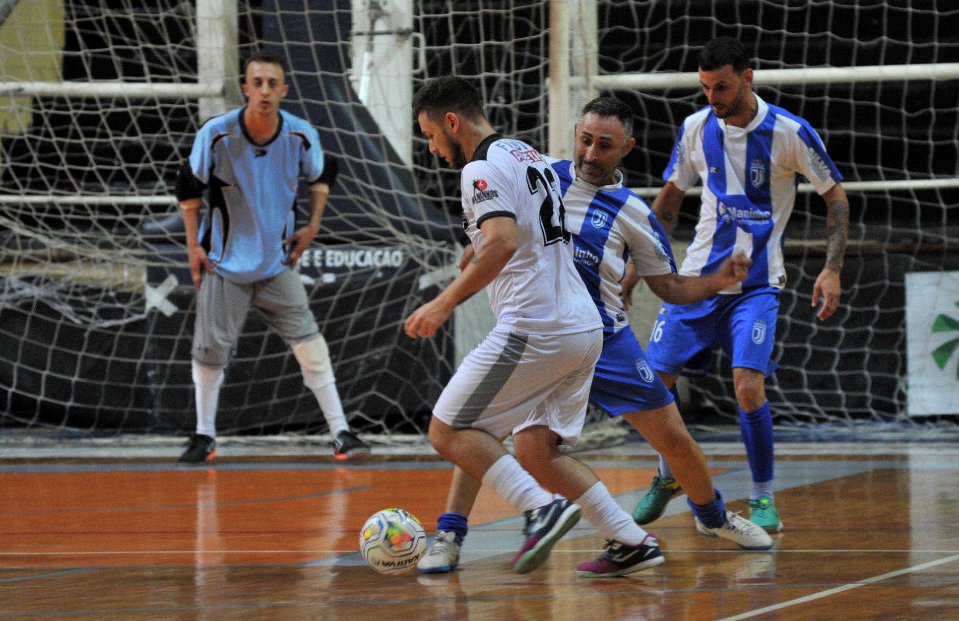 Iguatemi FC (branco) foi eliminado ao perder dos Amigos de Sábado por 3 a 2.