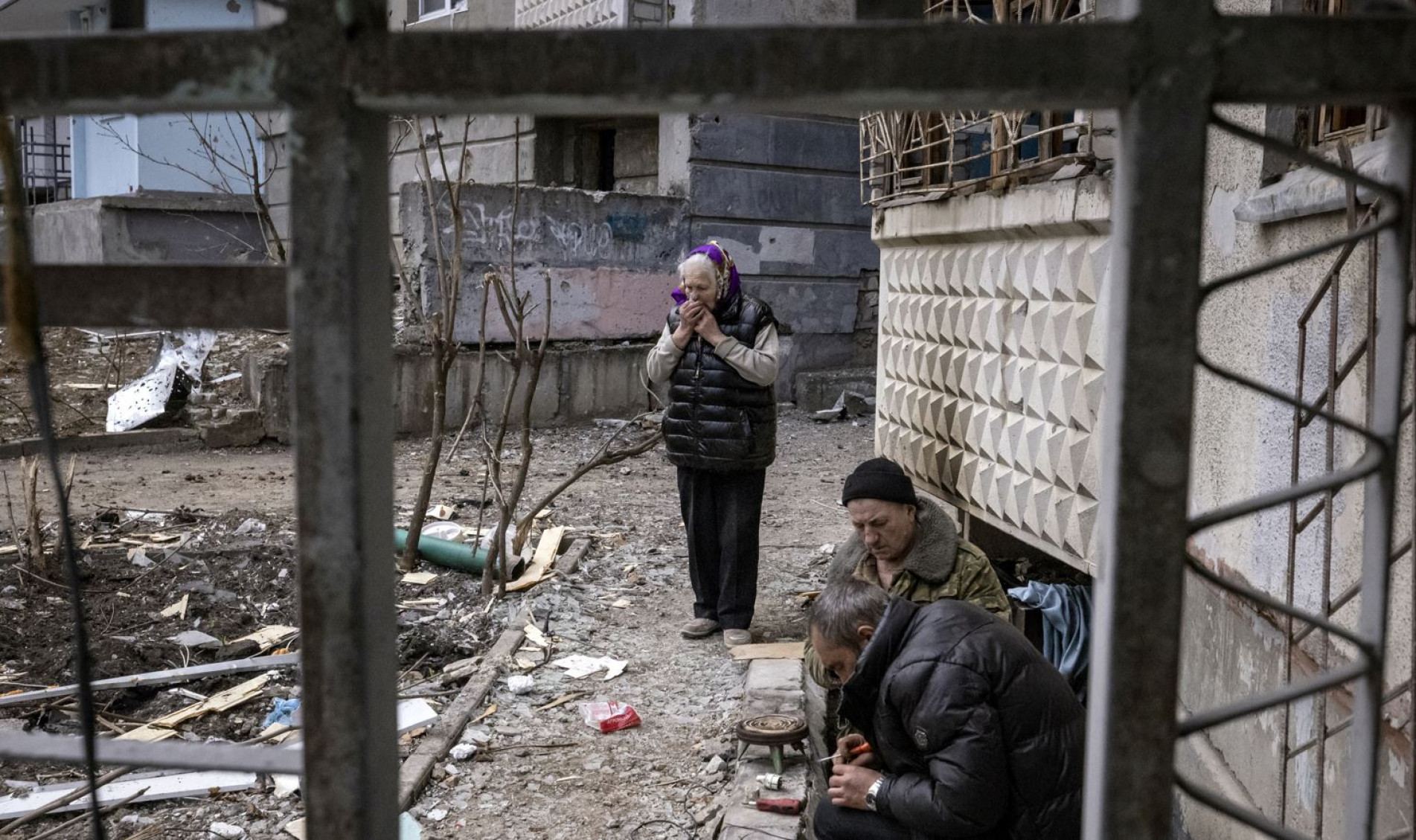 Pelo menos 160 mil pessoas estão presas nas ruínas de Mariupol.