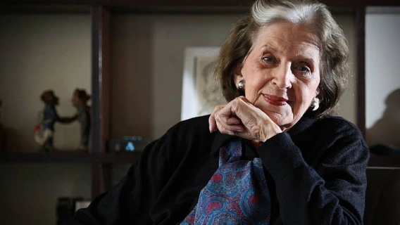 Morre Lygia Fagundes Telles, escritora e integrante da ABL, aos 98 anos.