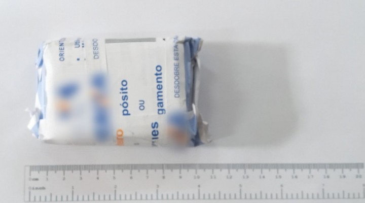 Mulher escondeu as drogas em envelopes para depósito bancário e os colocou nas partes íntimas