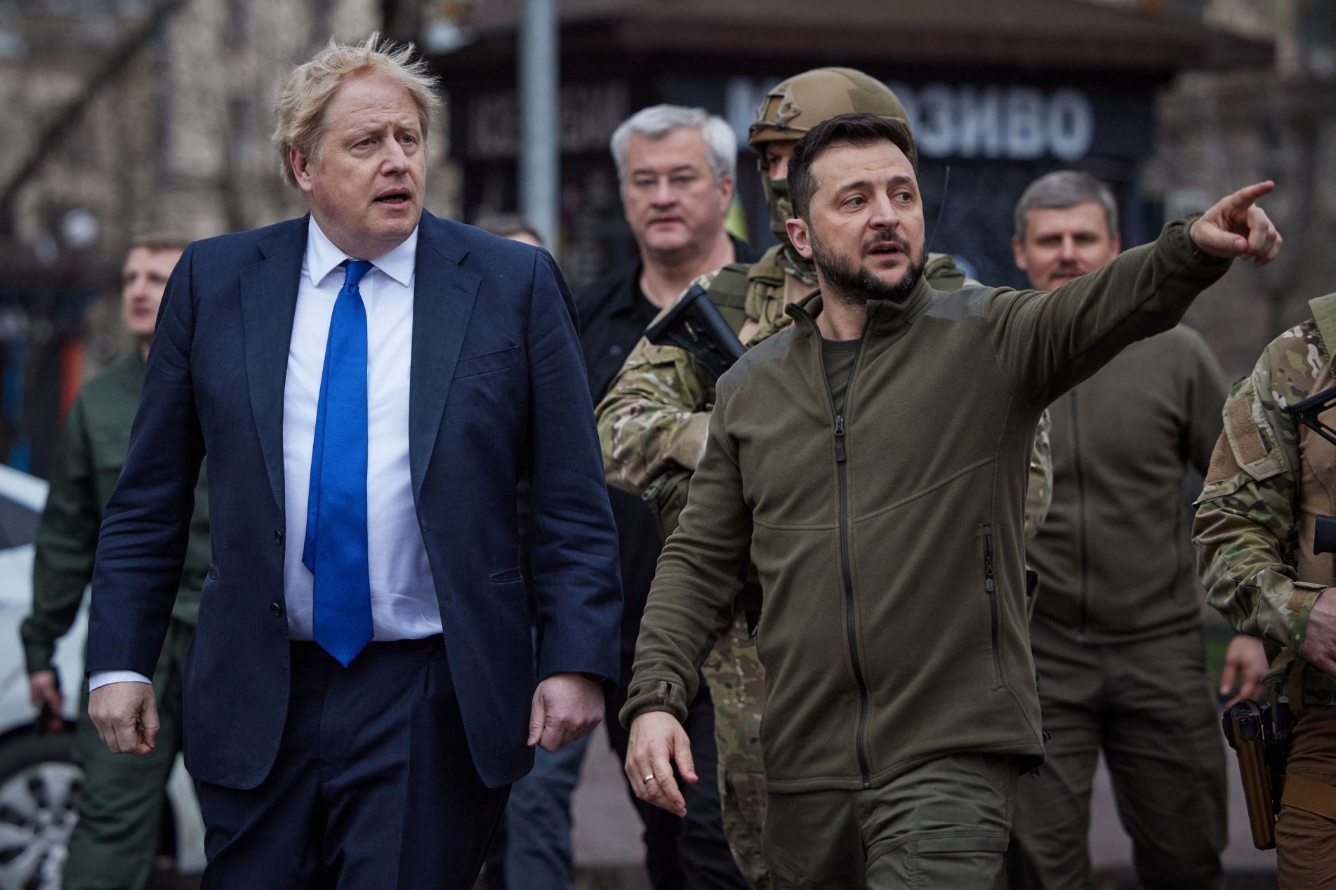 No encontro, Boris Johnson e Volodymyr Zelensky percorreram algumas ruas de Kiev.