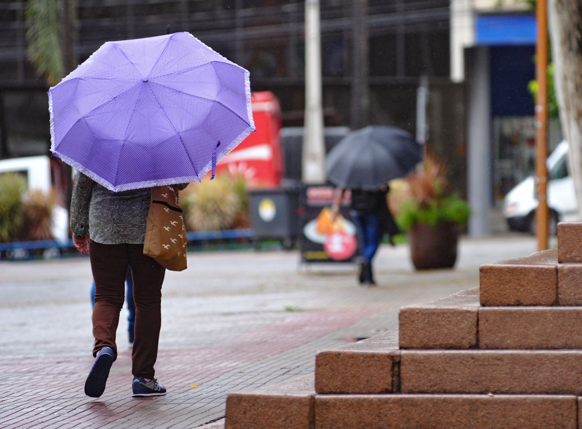 Ao sair, convém levar o guarda-chuva.