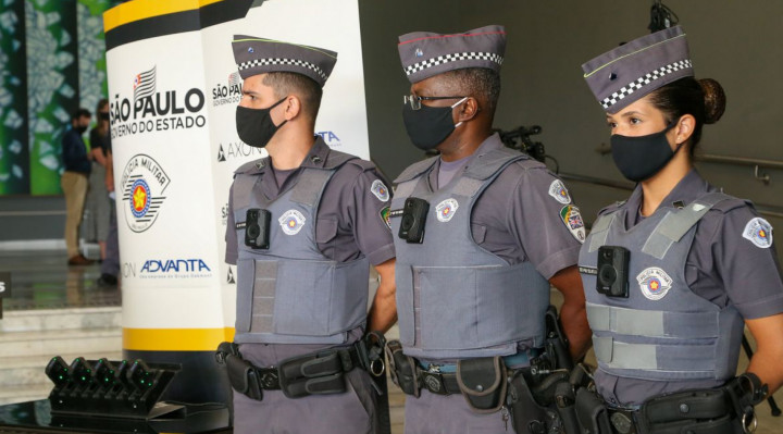 Confrontos nos batalhões da Polícia Militar de São Paulo que usam câmeras corporais caíram vezes mais do que nas unidades que não utilizam