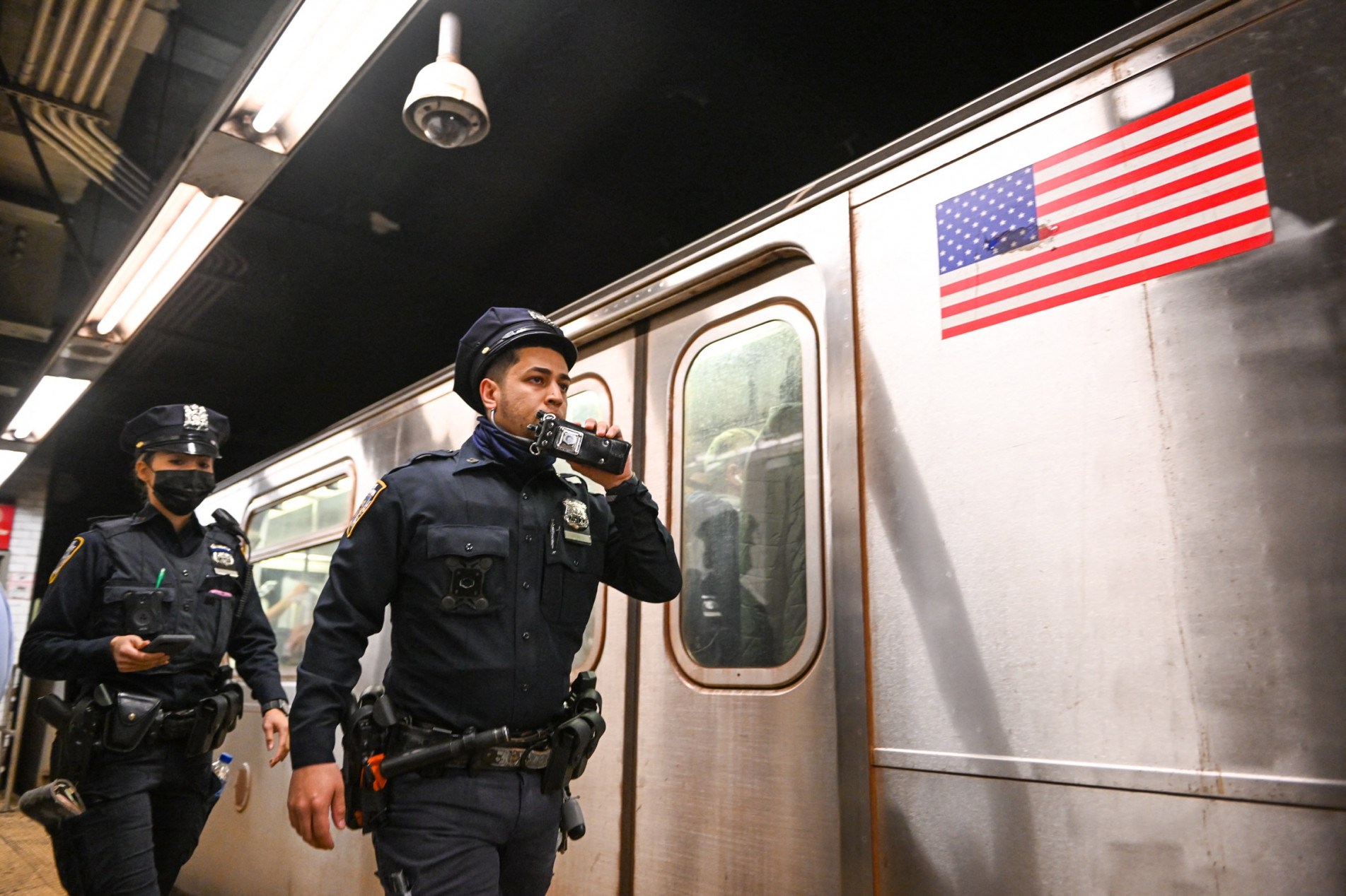 A polícia procura o autor do tiroteio em um metrô no bairro do Brooklyn, em Nova York 