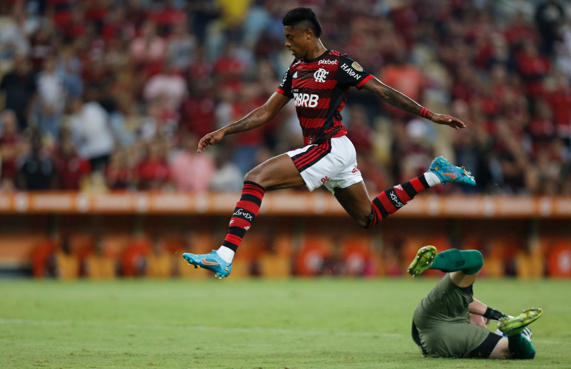 Flamengo vence por 3 a 1 no Maracanã
