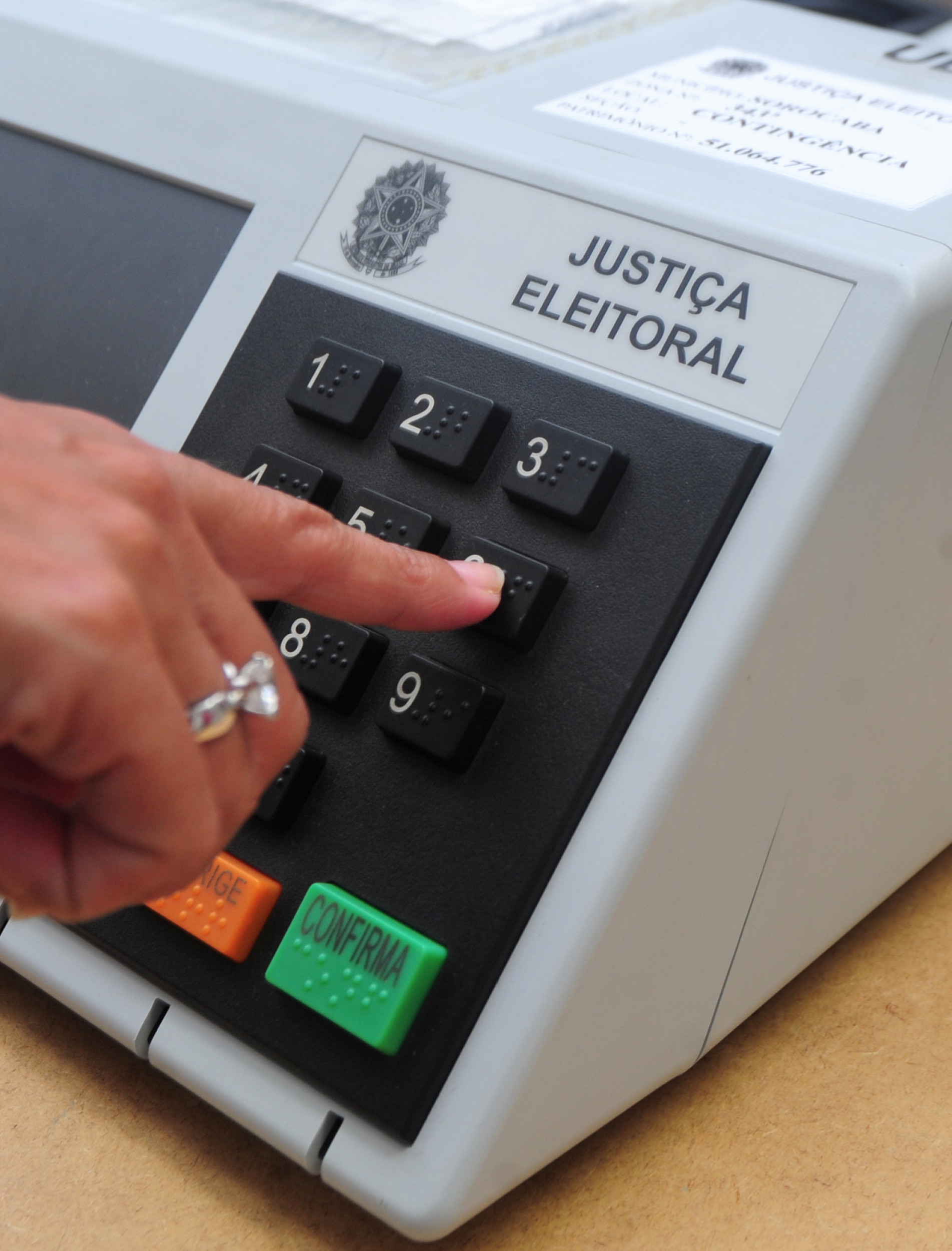 A urna eletrônica é questionada por governistas.