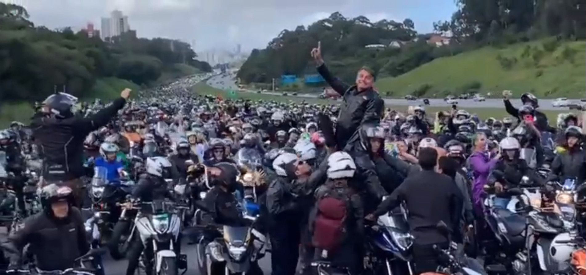 A motociata promovida pelo presidente Jair Bolsonaro contou com a participação de 3,7 mil motocicletas