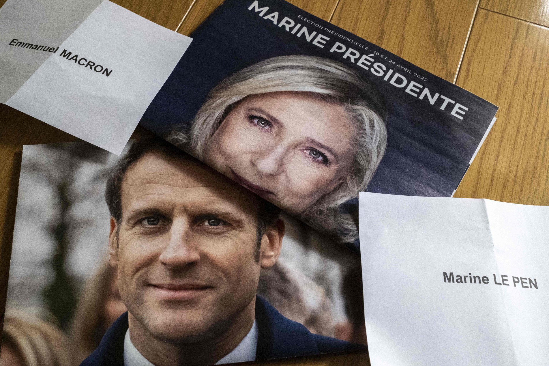 Pesquisa eleitoral antes de debate mostra o atual presidente francês, Emanuel Macron, com vantagem de votos 