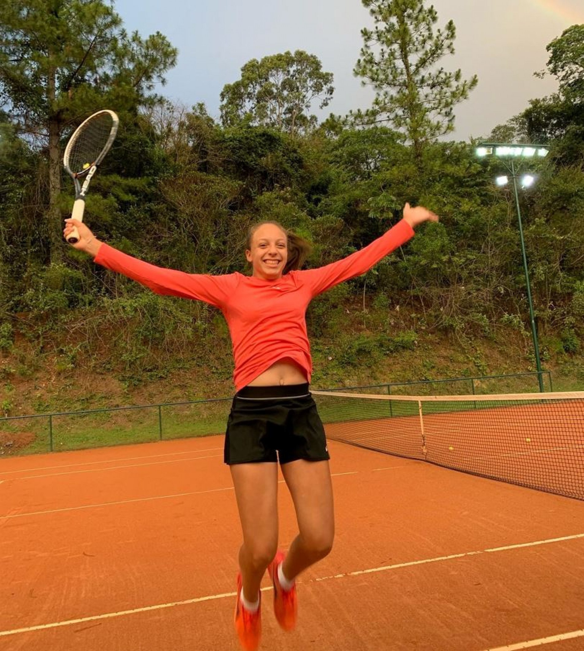 Garota mira pontos no ranking mundial juvenil da ITF.