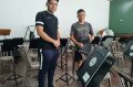 O trompetista Ravel de Camargo e o maestro Bruno Cardoso nos preparativos do auditório. - Rô Galvão