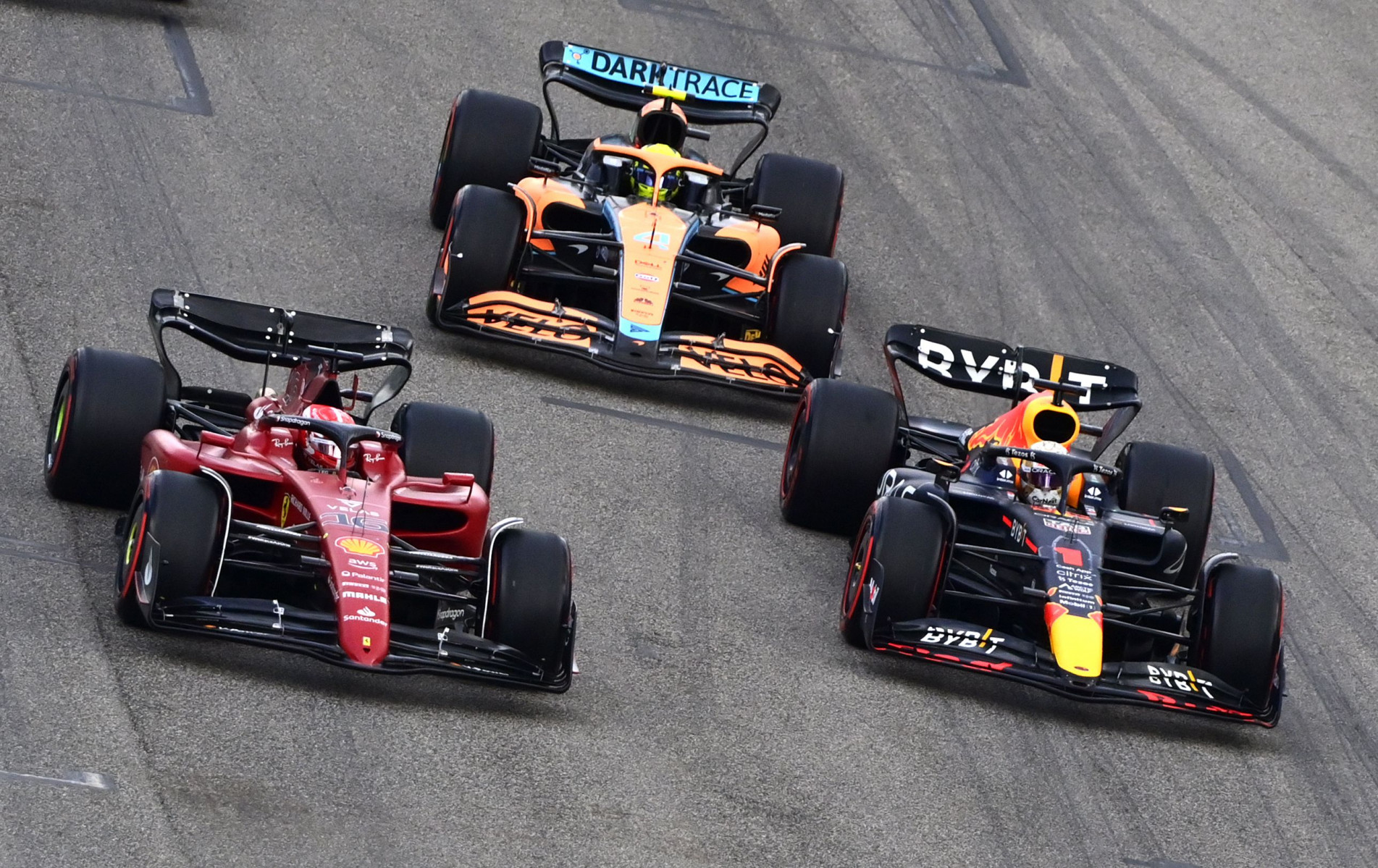 Monegasco da Ferrari surpreendeu o campe&atilde;o, mas teve problemas nos pneus.