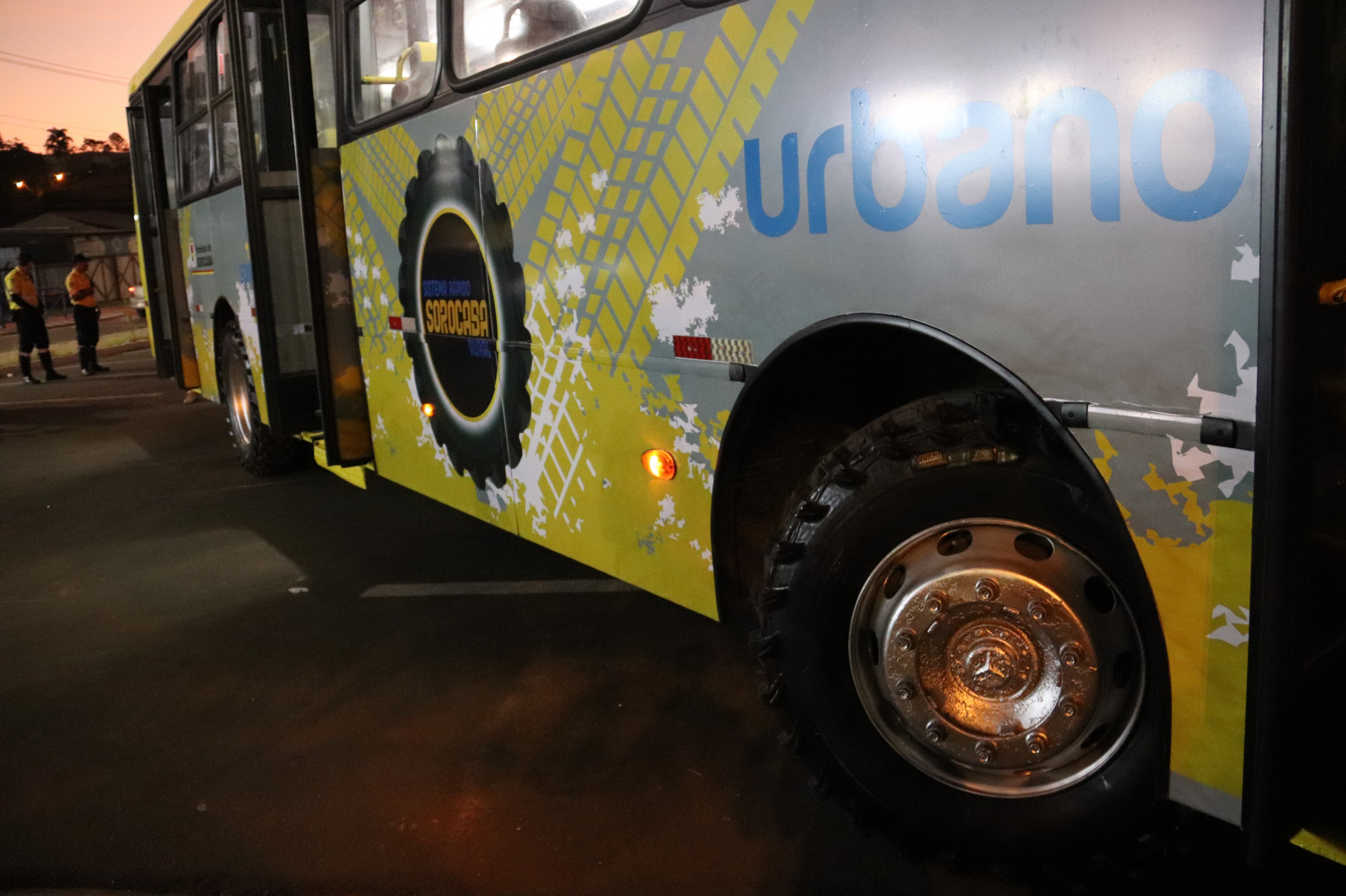 Um &ocirc;nibus foi preparado com pneus para opera&ccedil;&atilde;o extrema em itiner&aacute;rio de terra