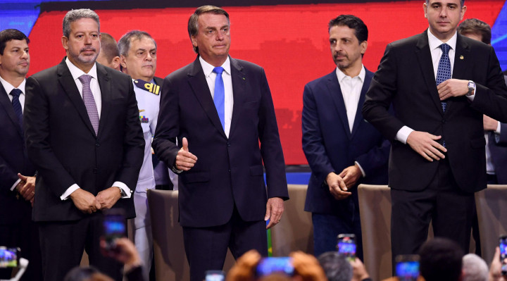 Lira e Pacheco ladeiam o presidente Bolsonaro em evento.