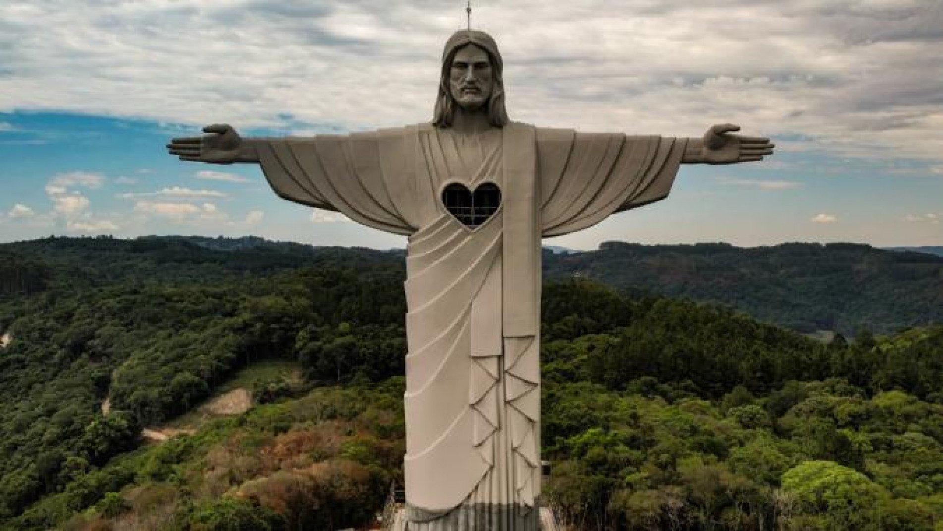 A estátua do Cristo Protetor tem 43,5 metros de altura e é maior do que o Cristo Redentor, que mede 38 metros 