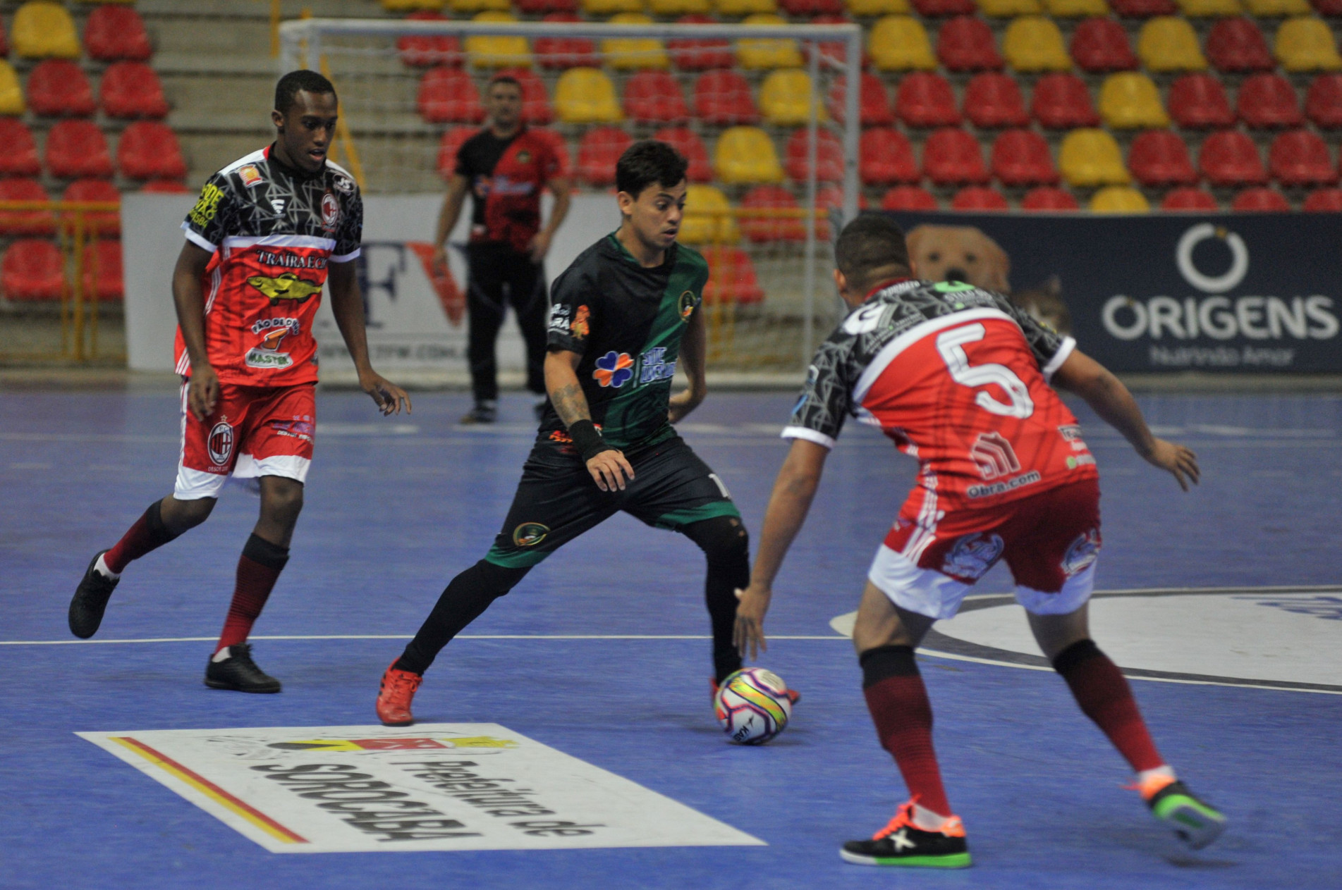Nova Geração (vermelho) eliminou os Reis do Futsal.