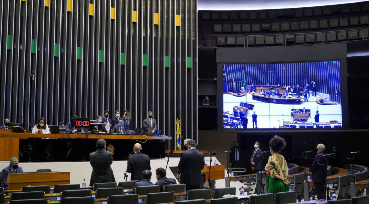 Com a decis&atilde;o da C&acirc;mara, o piso permanente do Aux&iacute;lio Brasil passa a ser de R$ 400 