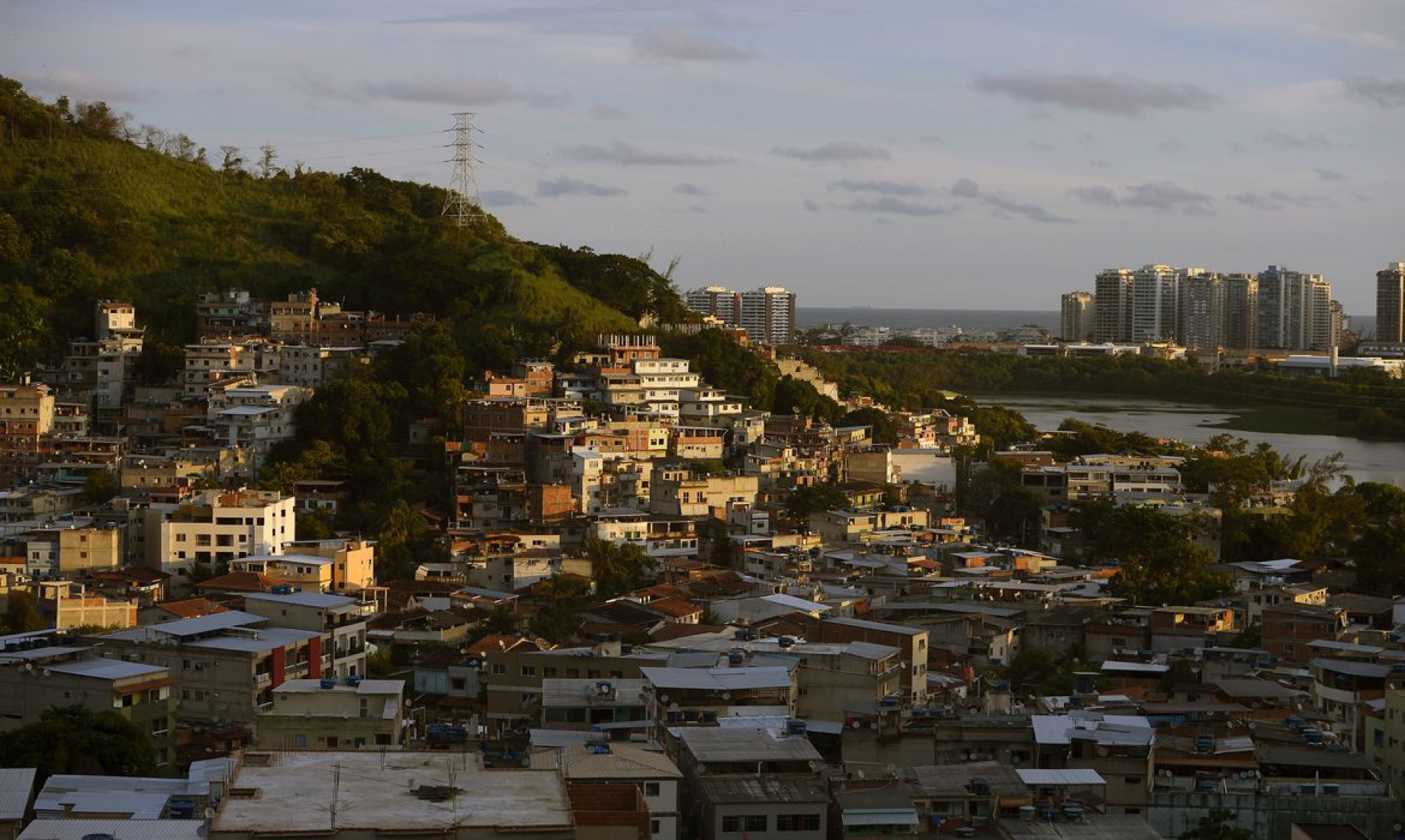  Vista da comunidade da Muzema, na zona oeste da cidade do Rio de Janeiro, onde dois pr..dios desabaram. 
    