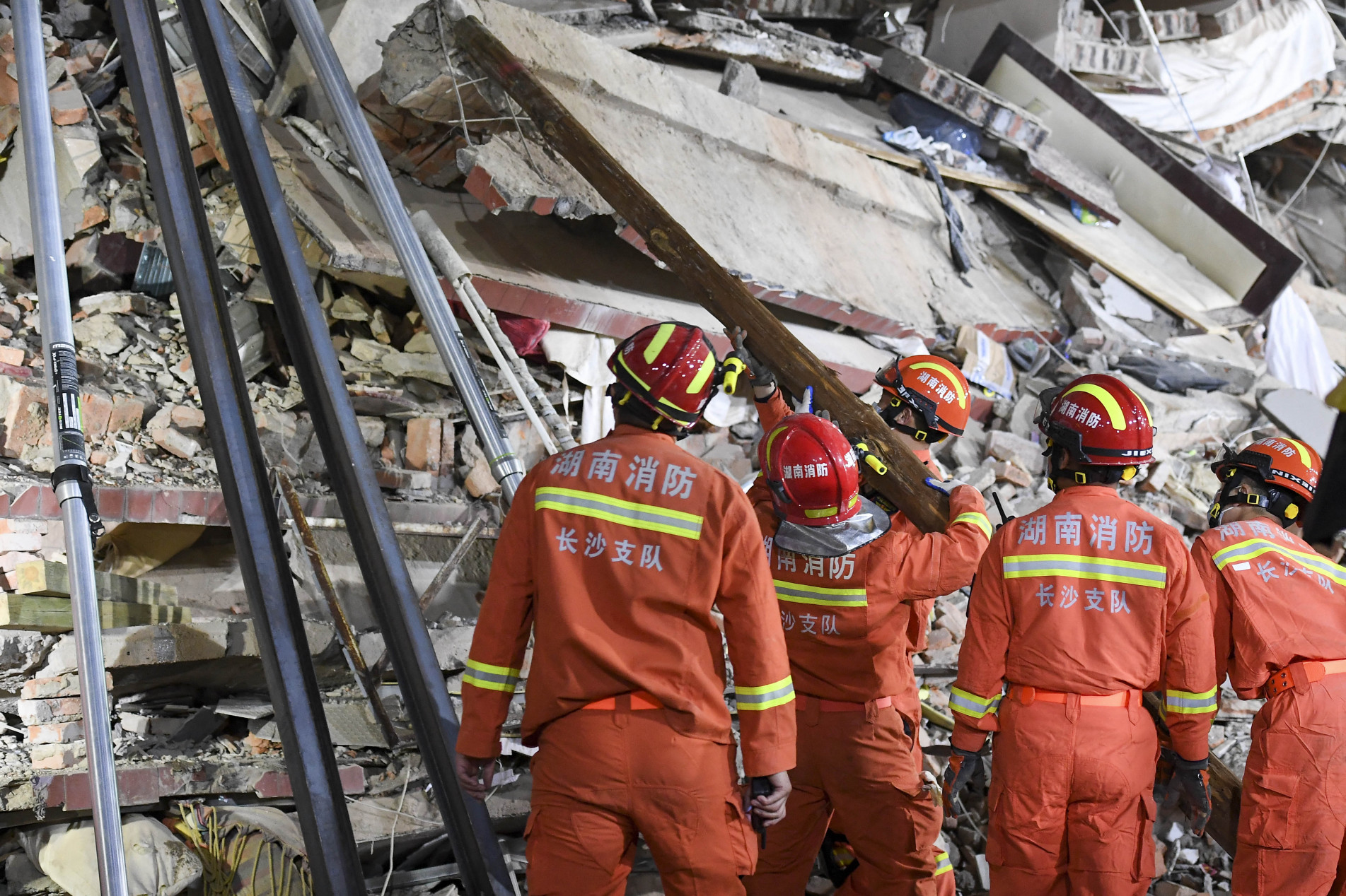 Continuam as operações de resgate após o desabamento de um prédio de oito antes na China