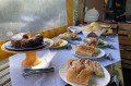 ...ou a mesa posta com pães, bolos, broas e geleias preparados com produtos típicos da fazenda. - Admir Machado