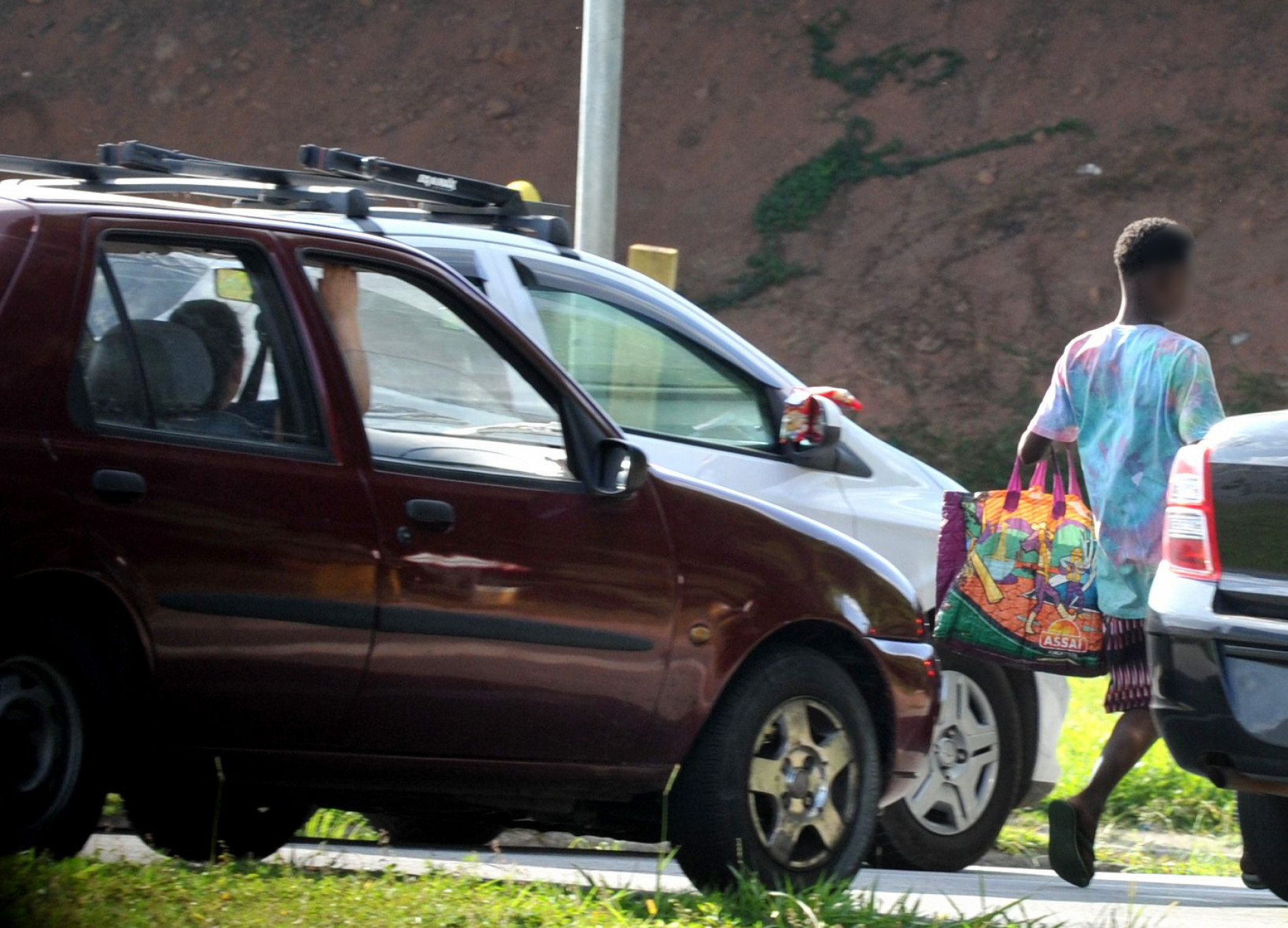 Crianças e adolescentes se arriscam em meio ao trânsito para vender doces e complementar a renda familiar.