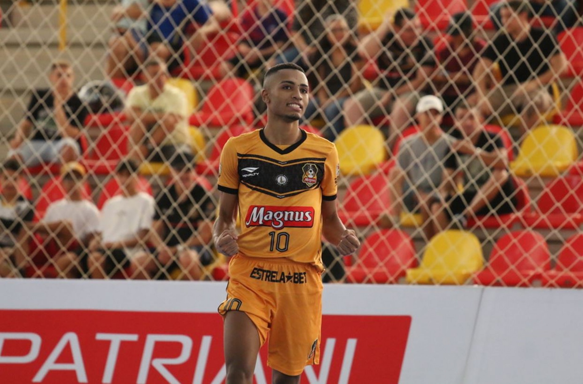 Leozinho marcou gol domingo.